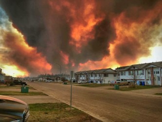 Homes in danger from wildfires in Fort McMurray - twitter
